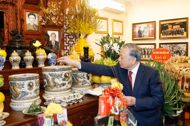 Tổng Bí thư Tô Lâm thắp hương tưởng niệm Tổng Bí thư Lê Khả Phiêu. (Ảnh: Thống Nhất - TTXVN)
