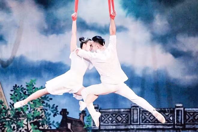 Tiết mục đu dây đôi của nghệ sĩ Thu Hương và Thanh Tuấn. (Ảnh Nhân vật cung cấp)