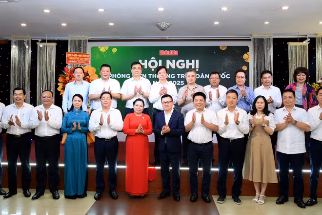 Các đồng chí lãnh đạo Báo Nhân Dân và thành phố Cần Thơ và các đại biểu tham dự hội nghị.