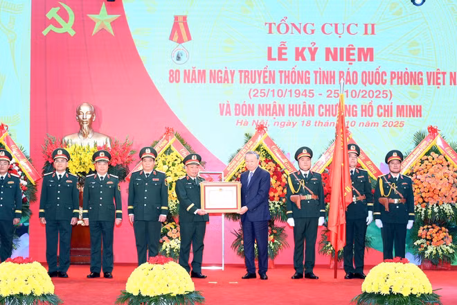 Tổng Bí thư Tô Lâm, Bí thư Quân ủy Trung ương trao Huân chương Hồ Chí Minh tặng Tổng cục II, Bộ Quốc phòng.