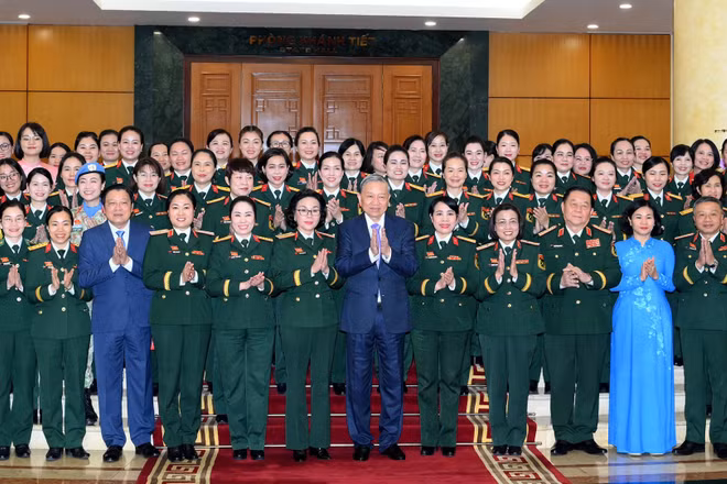 Tổng Bí thư Tô Lâm và các đại biểu tham dự cuộc gặp mặt đoàn đại biểu tiêu biểu dự Đại hội đại biểu Phụ nữ Quân đội lần thứ VIII.