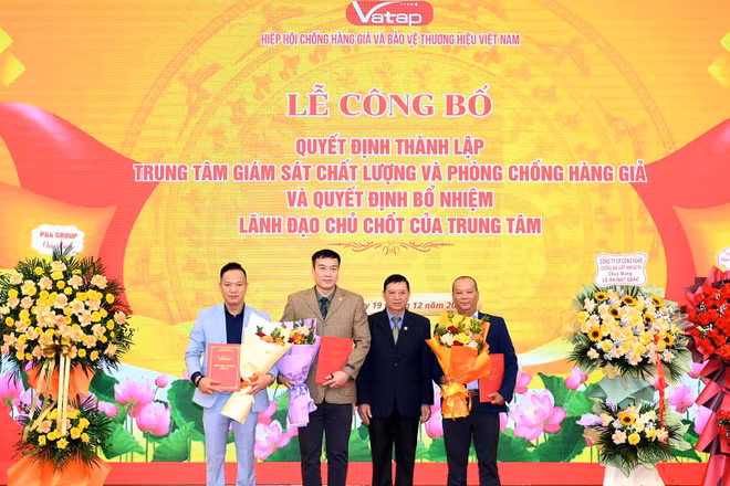 Ông Nguyễn Đăng Sinh, Chủ tịch Hiệp hội Chống hàng giả và Bảo vệ thương hiệu Việt Nam trao Quyết định thành lập Trung tâm Giám sát chất lượng và Phòng chống hàng giả.