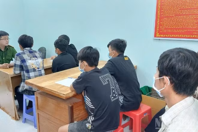 Nhóm thiếu niên vi phạm pháp luật tại Công an xã Hiệp Đức, tỉnh Đồng Tháp.