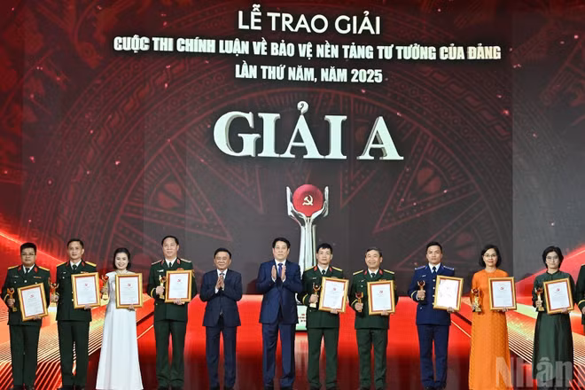 Chủ tịch nước Lương Cường và Thường trực Ban Bí thư Trần Cẩm Tú trao giải A tặng tác giả, nhóm tác giả đoạt giải. 