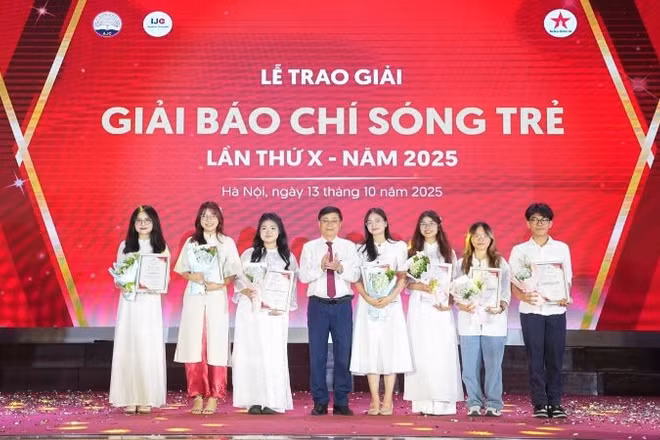 Đại diện tác giả của 7 tác phẩm đạt giải Nhất cuộc thi Báo chí Sóng trẻ 2025 nhận thưởng. (Ảnh: BAN TỔ CHỨC)