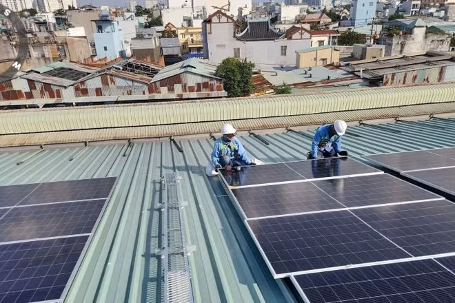 Lắp đặt thêm hệ thống điện mặt trời trên mái khu nhà máy Tập đoàn LTP (Đan Mạch) tại Thành phố Hồ Chí Minh. (Ảnh: ĐẠI SỨ QUÁN ĐAN MẠCH TẠI VIỆT NAM)