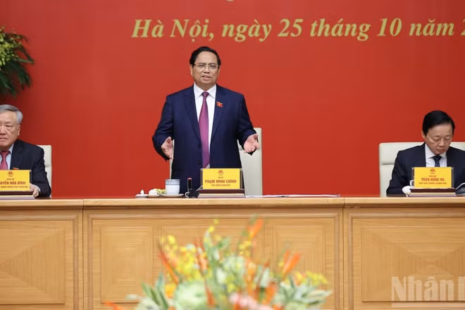 Thủ tướng Phạm Minh Chính chủ trì phiên họp Chính phủ về triển khai các nhiệm vụ trọng tâm tới cuối năm 2025. (Ảnh: TRẦN HẢI)