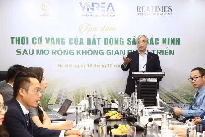 Chuyên gia kinh tế, Phó Giáo sư, Tiến sĩ Trần Đình Thiên thông tin tại tọa đàm. (Ảnh: HNV)