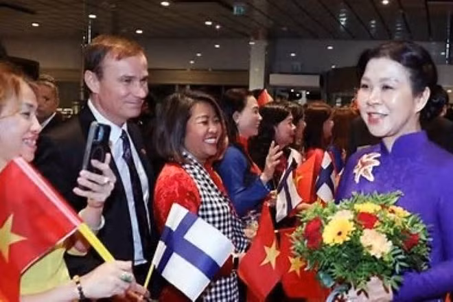 Phu nhân Tổng Bí thư Ngô Phương Ly đã đến thăm, dự giờ lớp học tiếng Việt tại Trường phổ thông liên cấp Vesala, thành phố Helsinki, Phần Lan. (Ảnh: TTXVN)