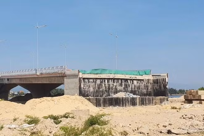 Đường đầu cầu Nhật Lệ 3 phía đông ở Bảo Ninh chưa thể thi công do vướng mặt bằng.