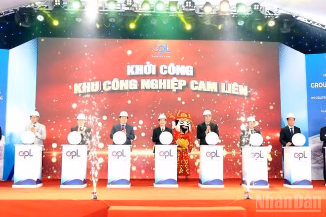 Các đại biểu thực hiện nghi thức khởi công dự án.