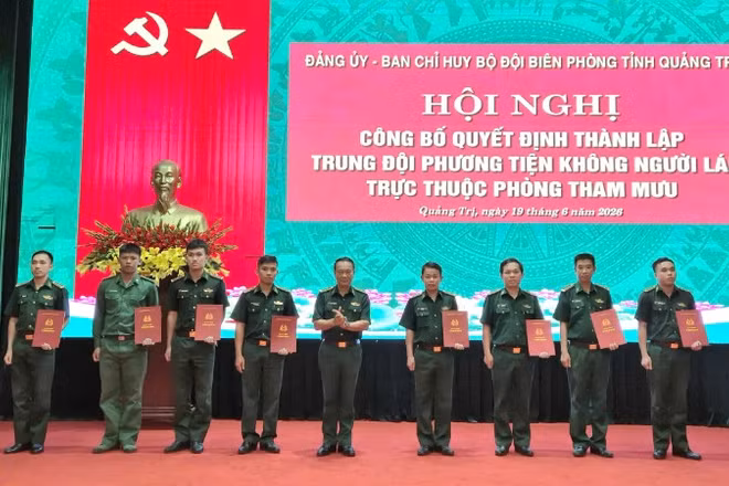 Đại tá Trịnh Thanh Bình, Chỉ huy trưởng Bộ đội Biên phòng tỉnh Quảng Trị trao quyết định điều động, bổ nhiệm chức vụ đối với các chức danh của đơn vị mới theo quy định. 