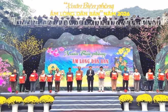 Chủ tịch Ủy ban nhân dân tỉnh Quảng Trị Lê Hồng Vinh tặng quà Tết cho bà con người Rục.
