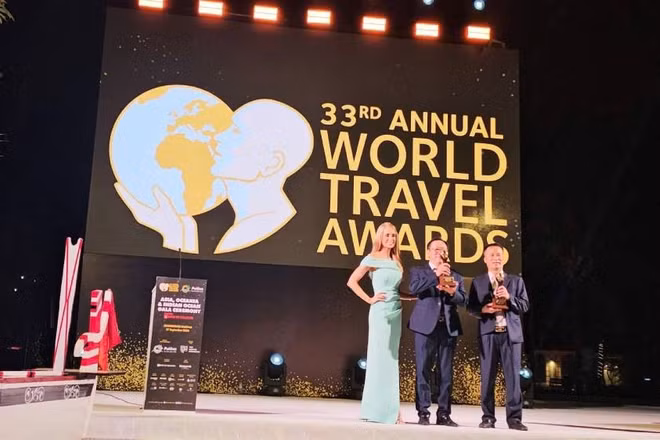 Đại diện lãnh đạo Vườn quốc gia Phong Nha-Kẻ Bàng nhận 2 Giải thưởng World Travel Awards 2026 tối 27/9, tại Maldives. (Ảnh: HN)