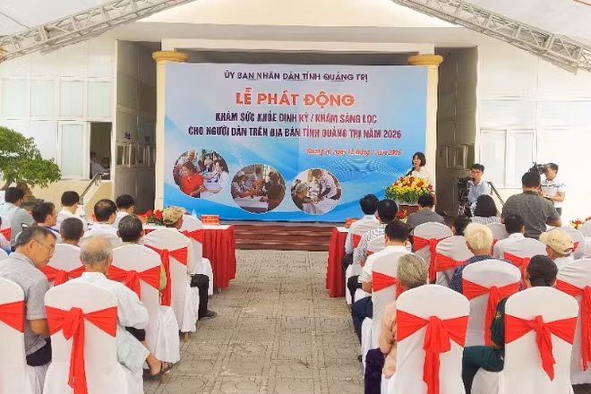 Quang cảnh lễ phát động chiến dịch cao điểm khám sức khỏe định kỳ và khám sàng lọc cho người dân tỉnh Quảng Trị năm 2026,