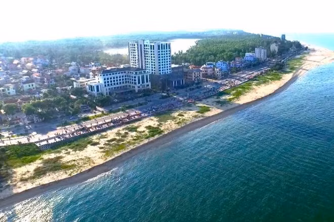 Biển Nhật Lệ nhìn từ trên cao. (Ảnh: HG)
