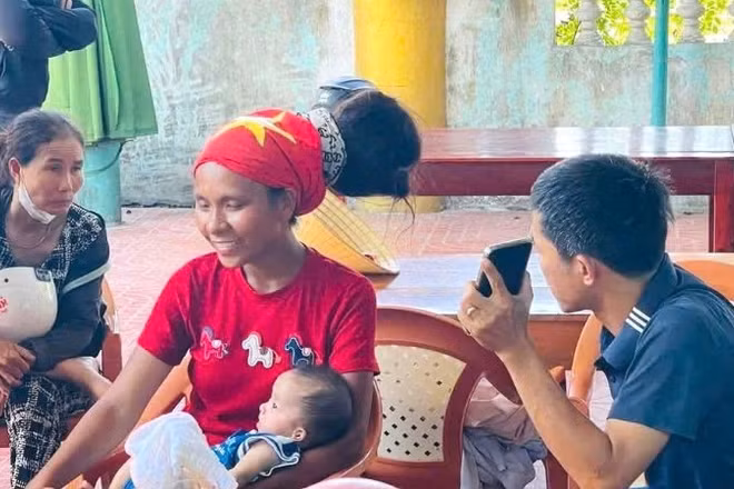 Cán bộ và nhân dân xã Sen Ngư thuyết phục, động viên và hỗ trợ người mẹ đưa 2 con nhỏ về lại quê nhà Hải Phòng bằng ô-tô