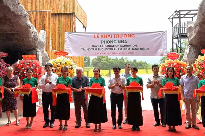Các đại biểu cắt băng khai trương Trung tâm thông tin thám hiểm hang động Phong Nha.