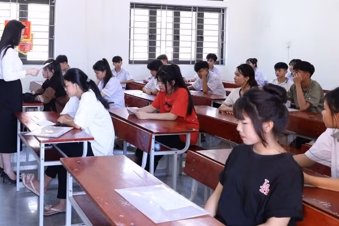 Sáng nay, thí sinh tại Quảng Trị đến làm thủ tục dự thi. (Ảnh: CTV)