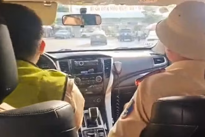 Đội Cảnh sát giao thông đường bộ số 2, Phòng Cảnh sát giao thông Công an Quảng Trị hỗ trợ dẫn đường cho xe chở bệnh nhân đi cấp cứu. (Ảnh cắt từ clip)