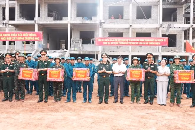 Đoàn công tác Quân khu 4 và tỉnh Quảng Trị tặng quà các lực lượng tham gia xây dựng trường học. (Ảnh: TĐ)