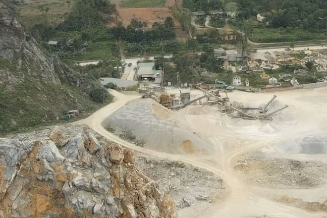 Khai thác đá làm vật liệu xây dựng ở phía bắc tỉnh Quảng Trị.