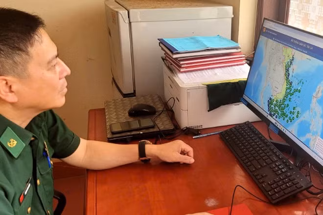 Cán bộ Đồn Biên phòng Lý Hòa tìm kiếm tàu bị nạn qua hệ thống quản lý tàu cá điện tử.
