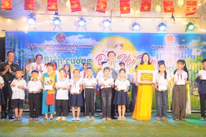 Lãnh đạo tỉnh Quảng Trị và các đại biểu tặng quà cho các em học và trường học ở Hóa Sơn. (Ảnh: HG)