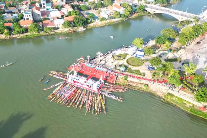 Các làng quê bên sông của xã Lệ Thủy sau sắp xếp cơ bản vẫn giữ nguyên vì mật độ quy mô dân số và diện tích đều bảo đảm quy định (Trong ảnh: Lễ hội đua thuyền truyền thống trên sông Kiến Giang)