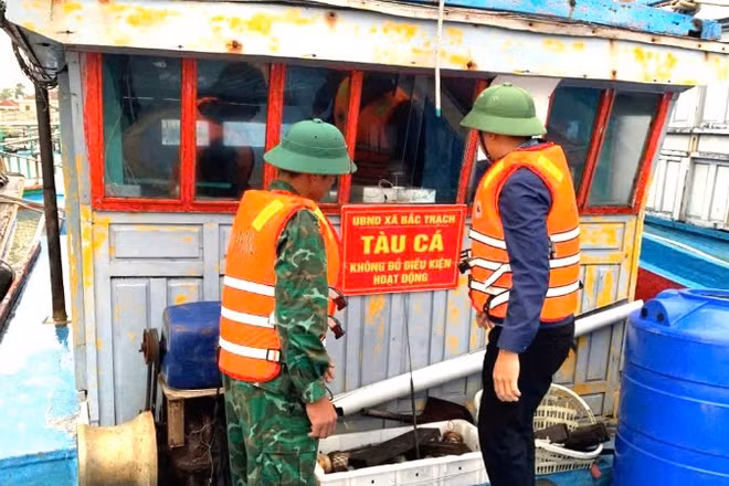 Lực lượng chức năng tỉnh Quảng Trị niêm phong, đóng bảng thông báo tàu cá không đủ điều kiện hoạt động.