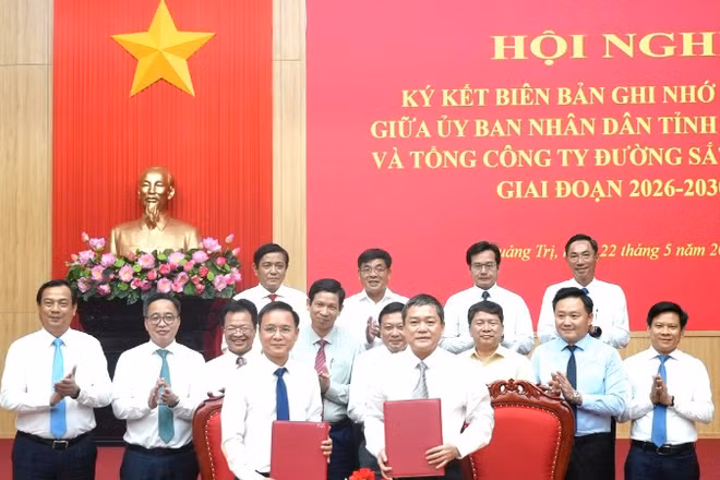 Đại diện lãnh đạo Ủy ban nhân dân tỉnh Quảng Trị và Tổng Công ty Đường sắt Việt Nam ký kết biên bản ghi nhớ hợp tác giai đoạn 2026-2030.