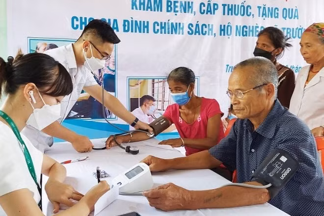 Khám bệnh, cấp thuốc miễn phí cho gia đình chính sách, hộ nghèo vùng miền núi phía bắc tỉnh Quảng Trị. (Ảnh minh họa)