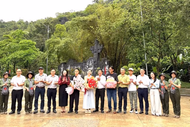 Lãnh đạo Sở Văn hóa, Thể thao và Du lịch tỉnh Quảng Trị và Vườn quốc gia Phong Nha-Kẻ Bàng tặng hoa đoàn làm phim “Thám tử Kiên”.