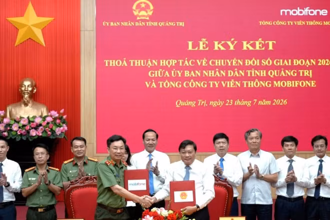 Lãnh đạo Ủy ban nhân dân tỉnh Quảng Trị và Tổng Công ty Viễn thông MobiFone ký kết thỏa thuận hợp tác về chuyển đổi số giai đoạn 2026-2030.