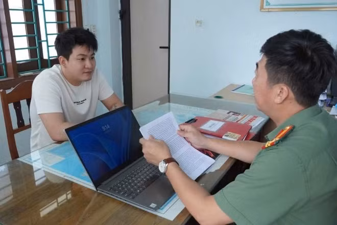 Công an làm việc với đối tượng cầm đầu trong nhóm phạm tội (Ảnh: Công an Quảng Trị)
