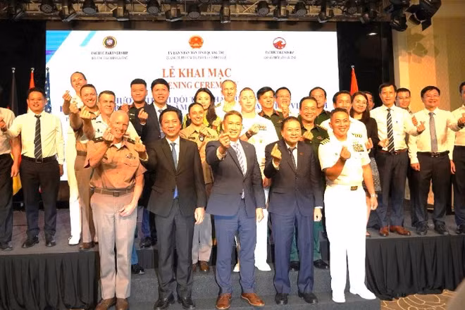 Các đại biểu tham dự Lễ khai mạc Chương trình Đối tác Thái Bình Dương-Bạn bè Thái Bình Dương 2026 tại Quảng Trị thực hiện cử chỉ "bắn tim" thể hiện sự thân thiện và tình cảm