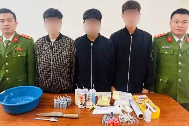 Công an xã Tân Thành, tỉnh Quảng Trị phát hiện, xử lý nhóm học sinh chế tạo pháo trái phép.