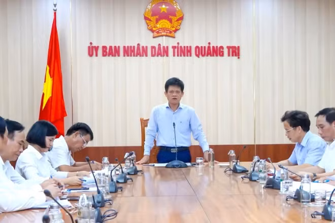 Phó Chủ tịch Ủy ban nhân dân tỉnh Quảng Trị Lê Văn Bảo chủ trì cuộc họp bàn về phương án bố trí lực lượng thú y cấp xã (Ảnh: NH)