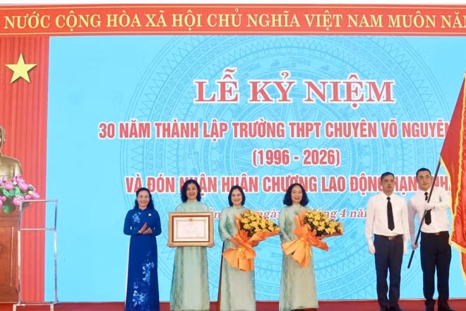 Thừa ủy quyền của Chủ tịch nước, Phó Chủ tịch Thường trực Hội đồng nhân dân tỉnh Quảng Trị Phạm Thị Hân trao Huân chương Lao động hạng Nhất cho nhà trường.