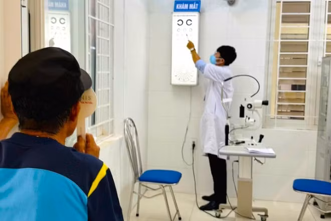 Bác sĩ Trạm Y tế xã Cam Hồng, tỉnh Quảng Trị khám mắt cho người dân.