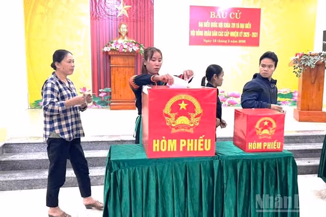 Cử tri người Rục bỏ phiếu tại bản Mò O Ồ Ồ, xã Kim Phú, tỉnh Quảng Trị.