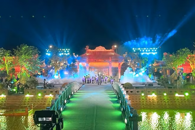 Chương trình nghệ thuật chính luận “Bản hùng ca trên sông” diễn bên Bến phà Gianh. 