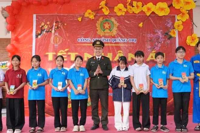 Thừa ủy quyền của Giám đốc Công an tỉnh, Ban Thanh niên Công an Quảng Trị trao quà Tết cho các em mồ côi tại Làng trẻ SOS Đồng Hới.