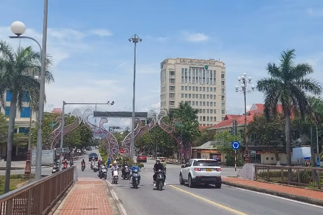 Theo Trưởng Phòng Cảnh sát giao thông Công an tỉnh Quảng Trị, camera "phạt nguội" đầu cầu Nhật Lệ 1, phường Đồng Hới sẽ được xem xét chuyển công năng hoặc vạch kẻ đường đoạn này được thay đổi để phù hợp với tình hình giao thông thực tế hiện nay.