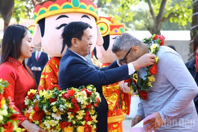 Giám đốc Vườn quốc gia Phong Nha-Kẻ Bàng Phạm Hồng Thái chào đón những vị khách du lịch đầu tiên đến thăm Di sản thiên nhiên thế giới.