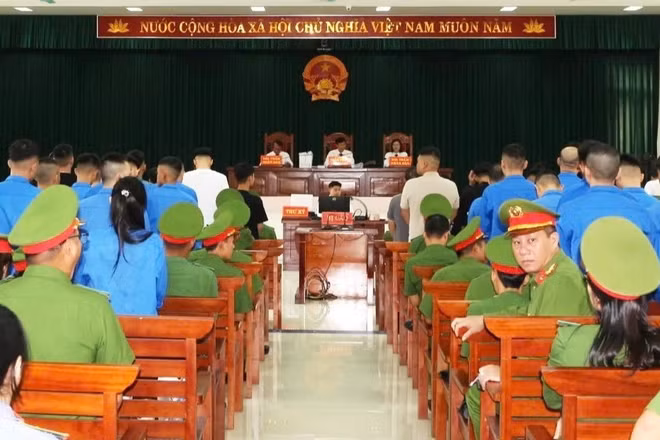 Phiên tòa xét xử 51 bị cáo trong vụ án liên quan ma túy xảy ra tại nhà hàng King Club gây xôn xao dư luận hơn 1 năm trước tại phường Đồng Hới, tỉnh Quảng Trị (Ảnh: HOÀNG PHÚC)