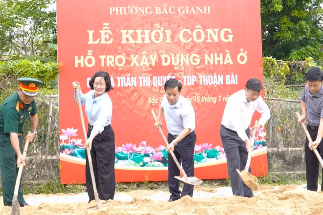 Các đồng chí lãnh đạo tỉnh Quảng Trị thực hiện nghi thức khởi công xây dựng nhà ở cho bà Nguyễn Thị Quyết, ở phường Bắc Gianh.