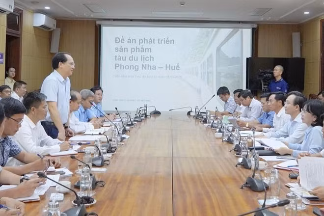 Lãnh đạo Tổng công ty Đường sắt Việt Nam trao đổi, giới thiệu về Đề án phát triển sản phẩm tàu du lịch Huế-Phong Nha.