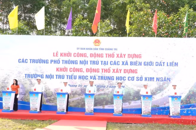 Các đồng chí lãnh đạo tỉnh Quảng Trị thực hiện nghi thức khởi công dự án.