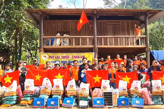 Đoàn thiện nguyện băng rừng, lội suối vào tận bản Dốc Mây, xã Trường Sơn tặng quà Tết cho đồng bào Bru-Vân Kiều 